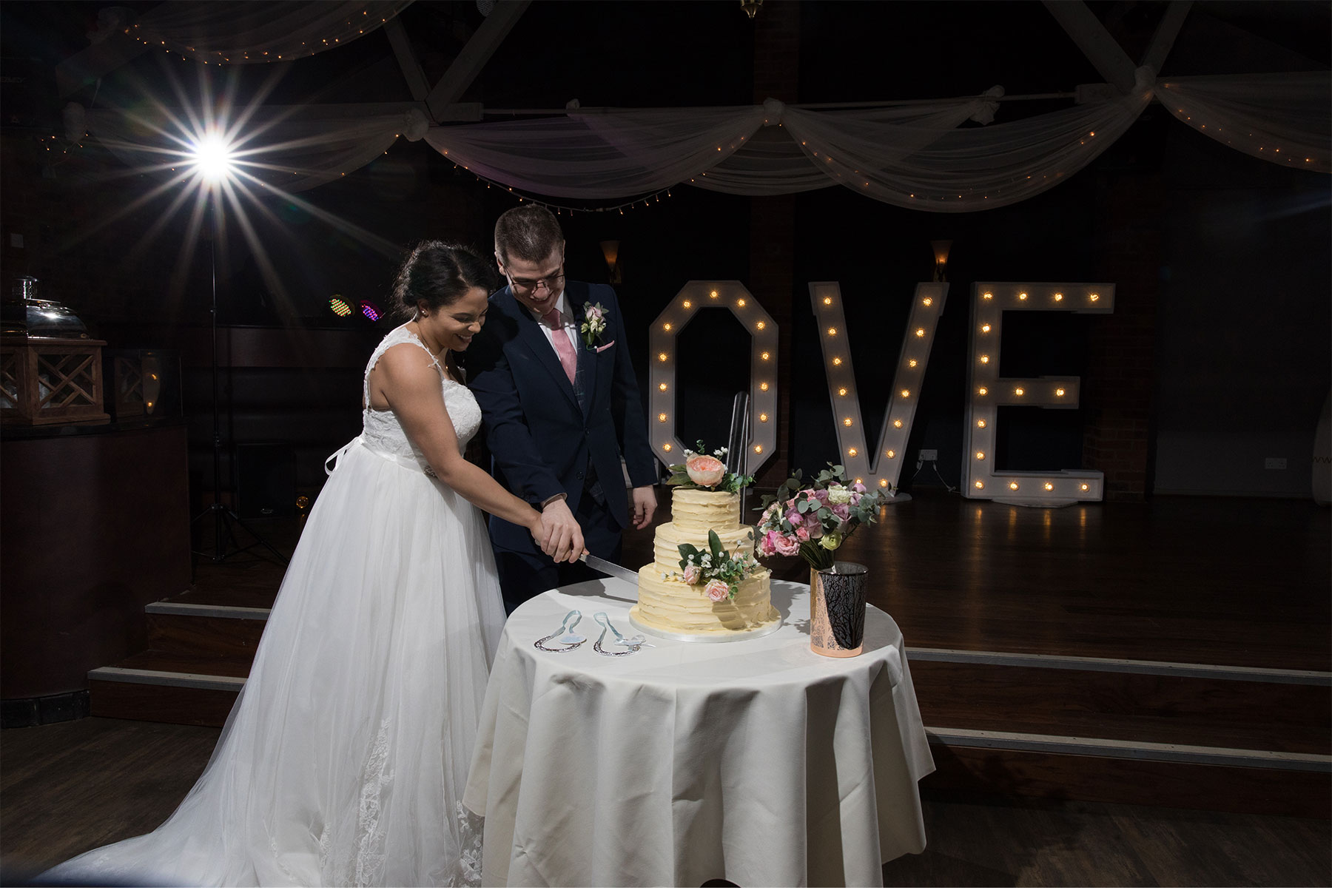 cut the wedding cake