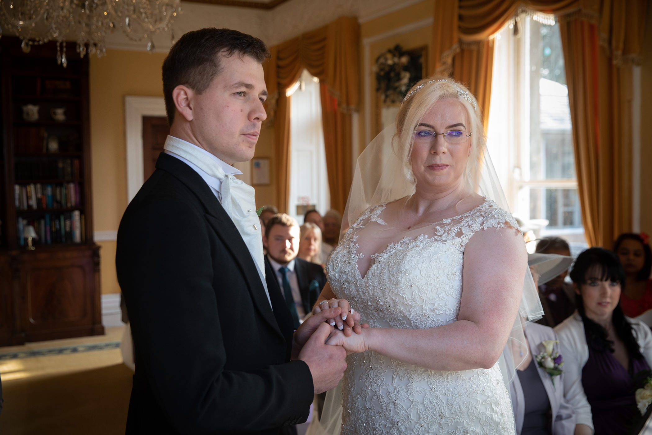 the couple say their vows 