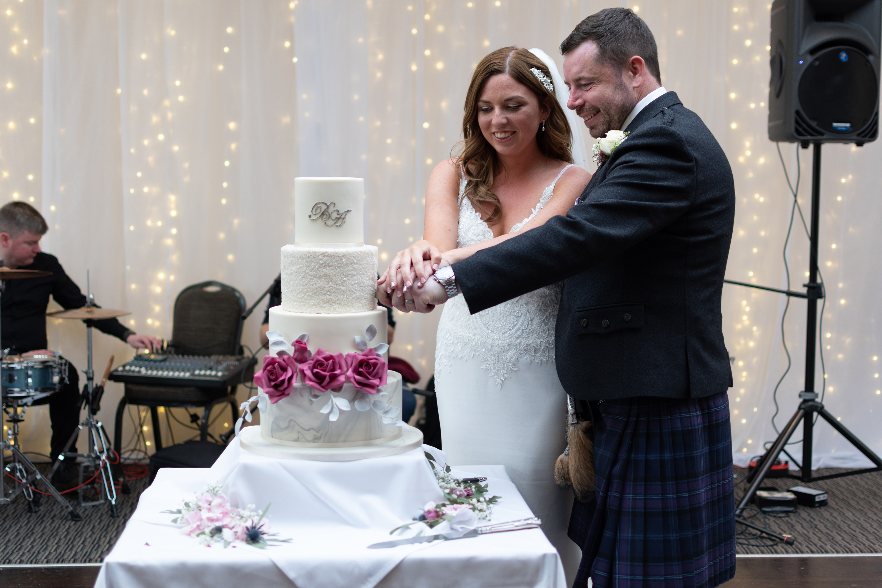 Andrew and Beverly cut their wedding cake at the Clifton Arms Hotel 