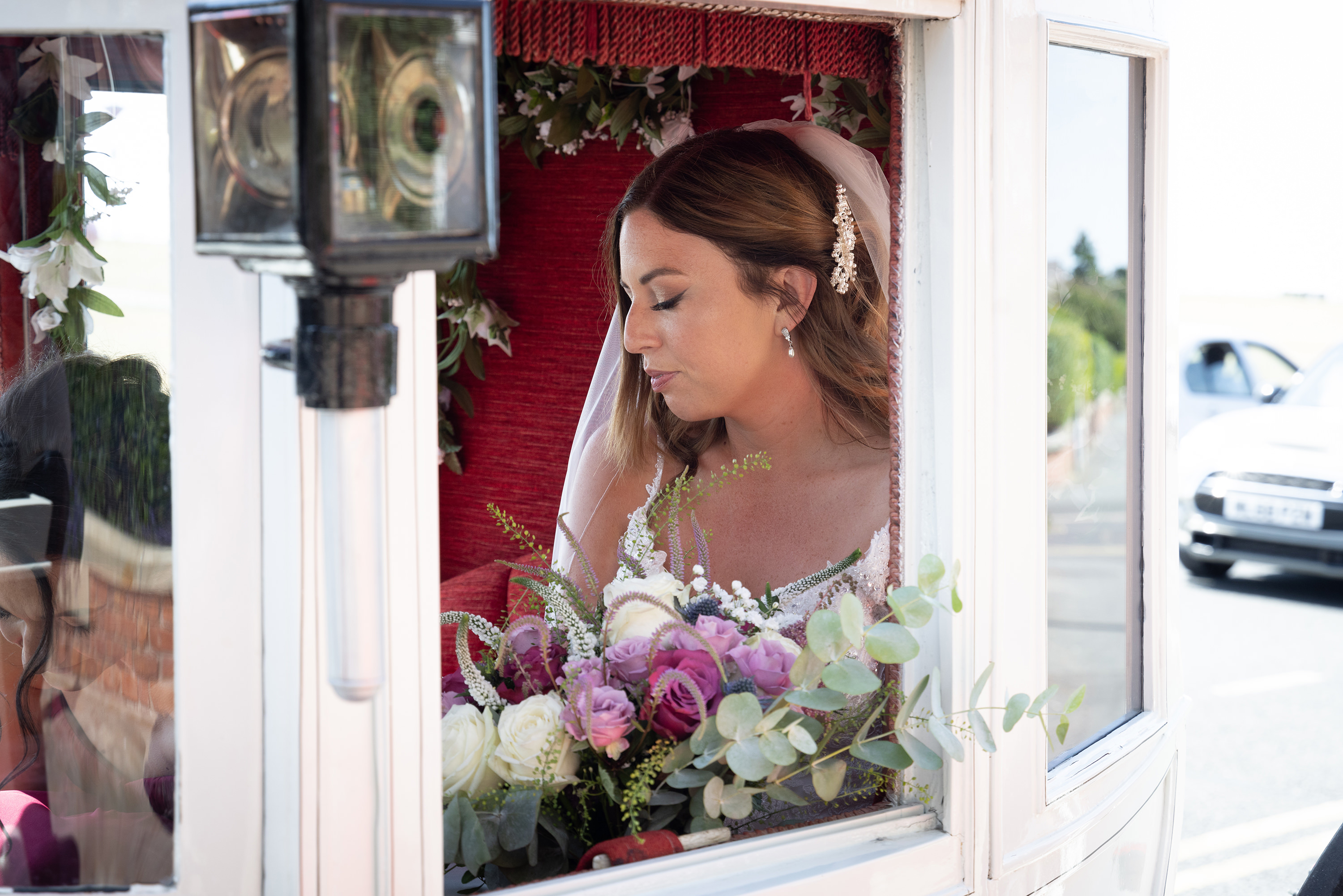 The Bride arrives in the horse and carriage 
