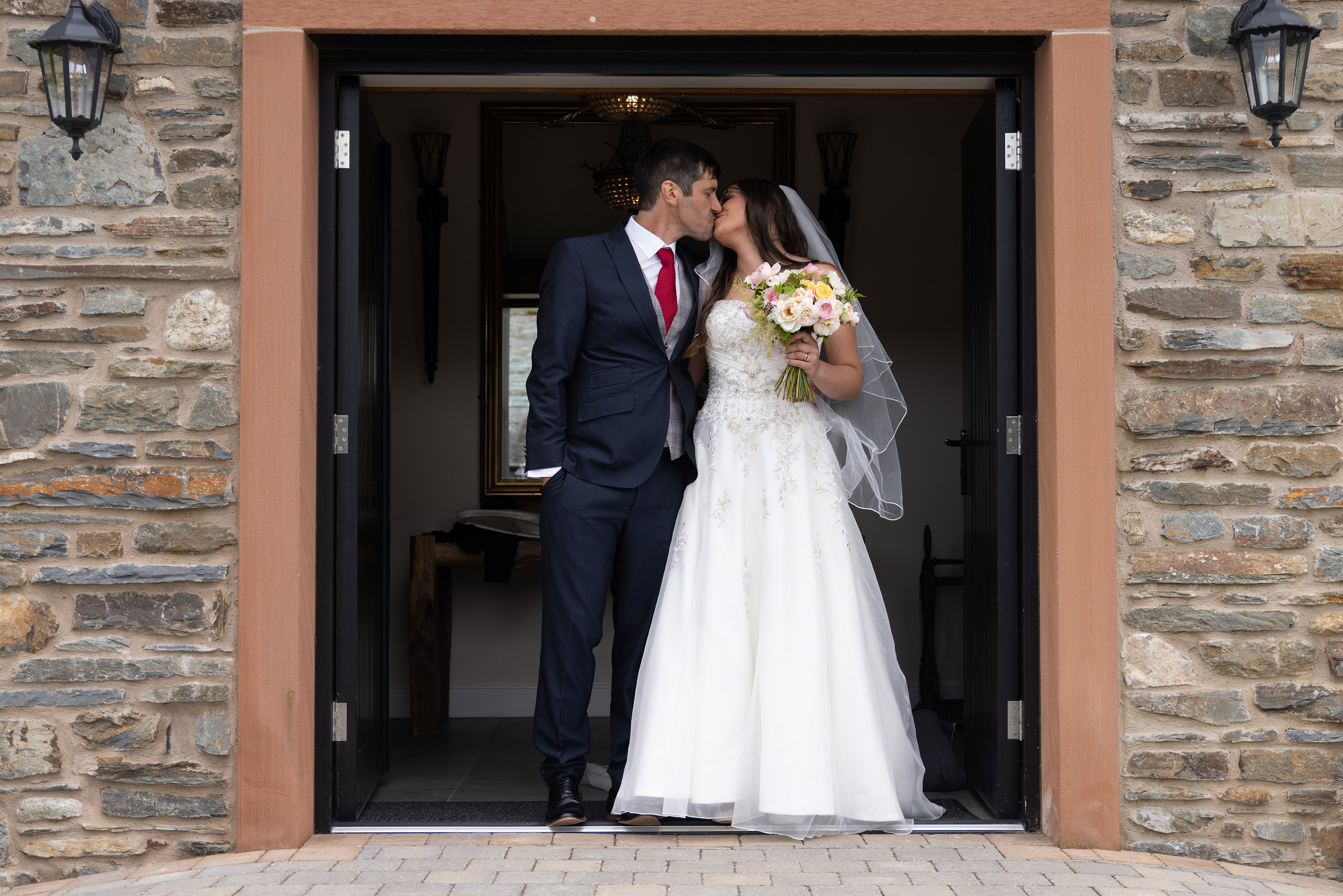 The couple walk outside for a kiss 