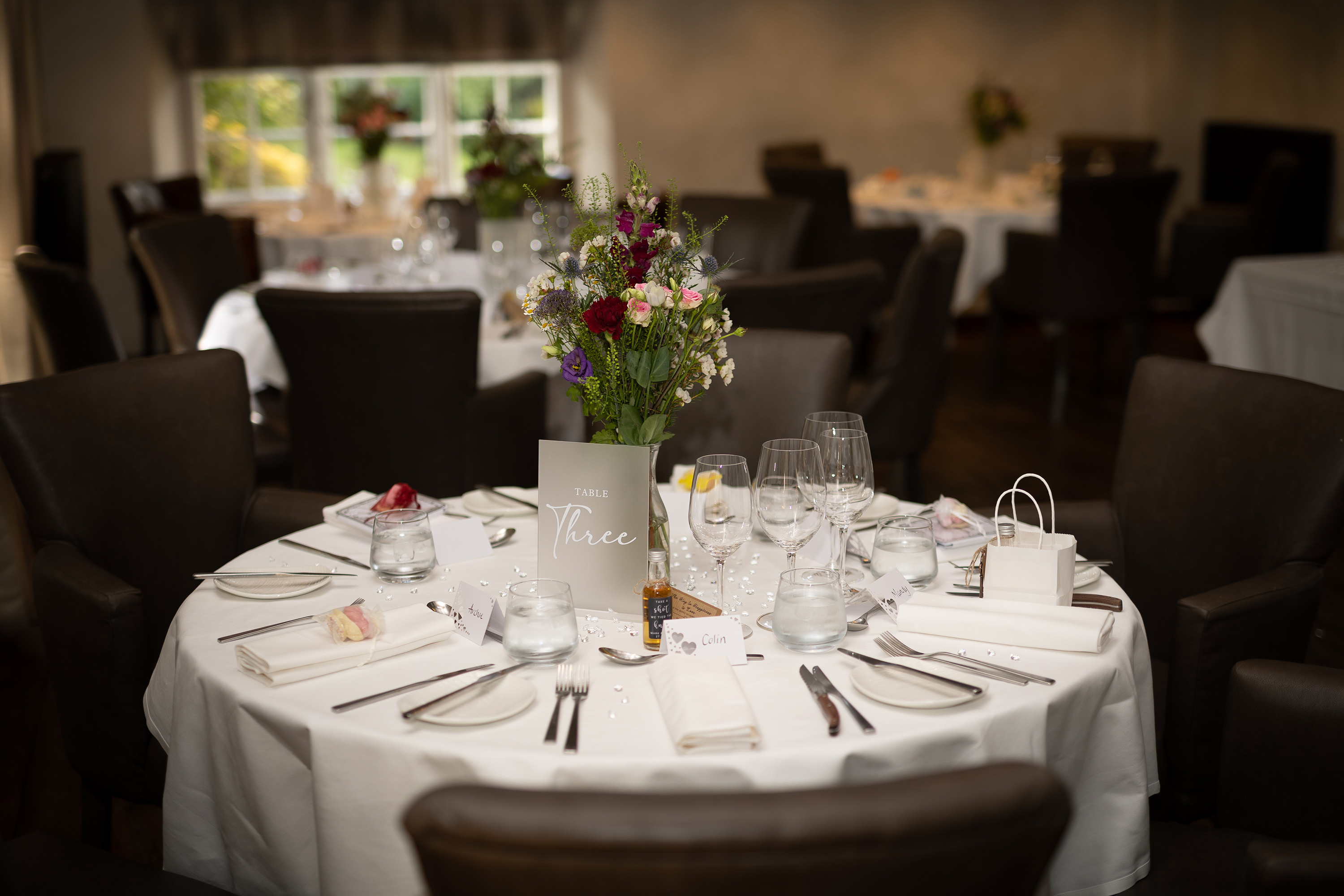 The wedding reception room and table decorations 