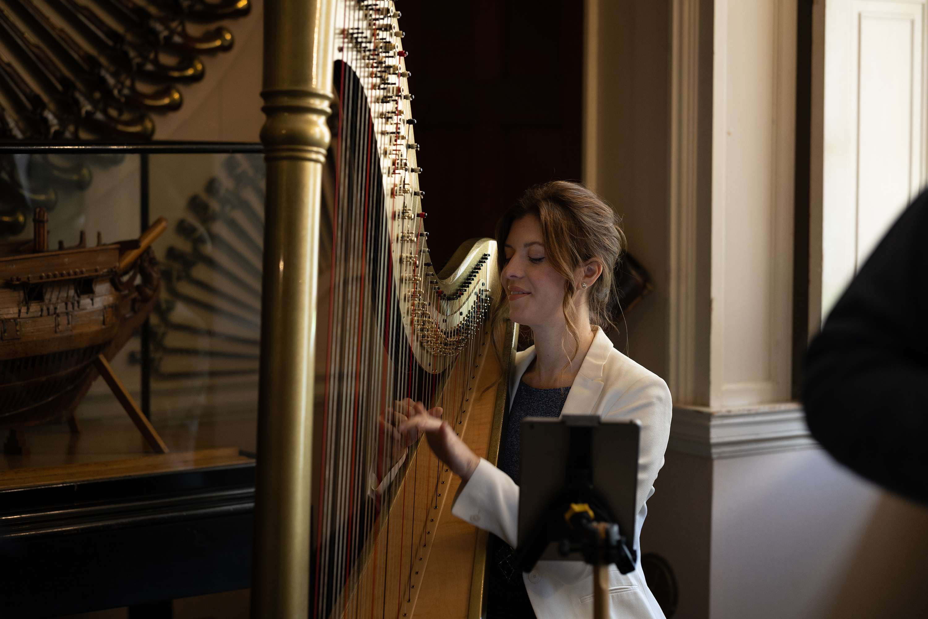 A lady plays the harp at the wedding