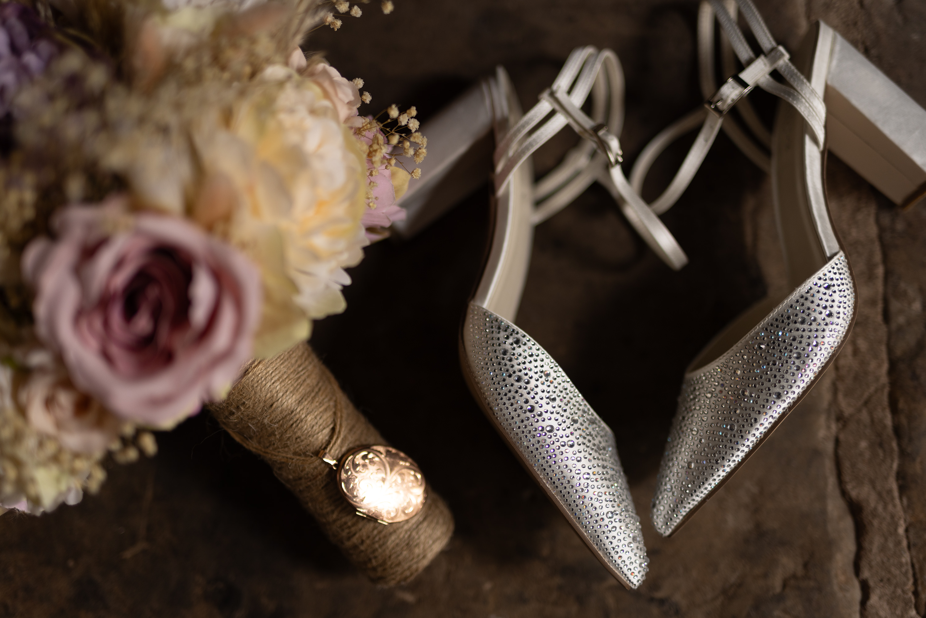 The bride bouquet and shoes 