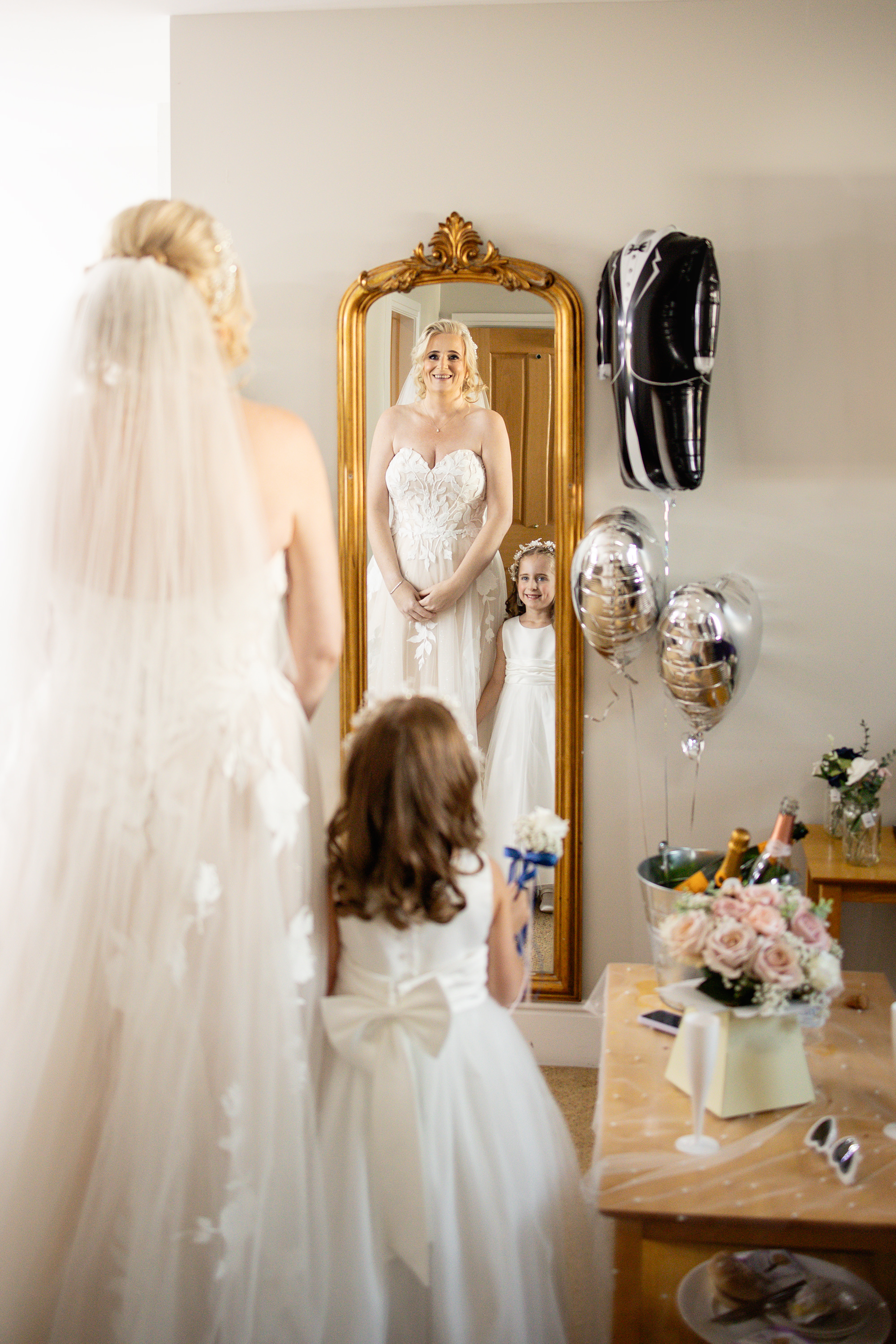 The bride and the flower girl 