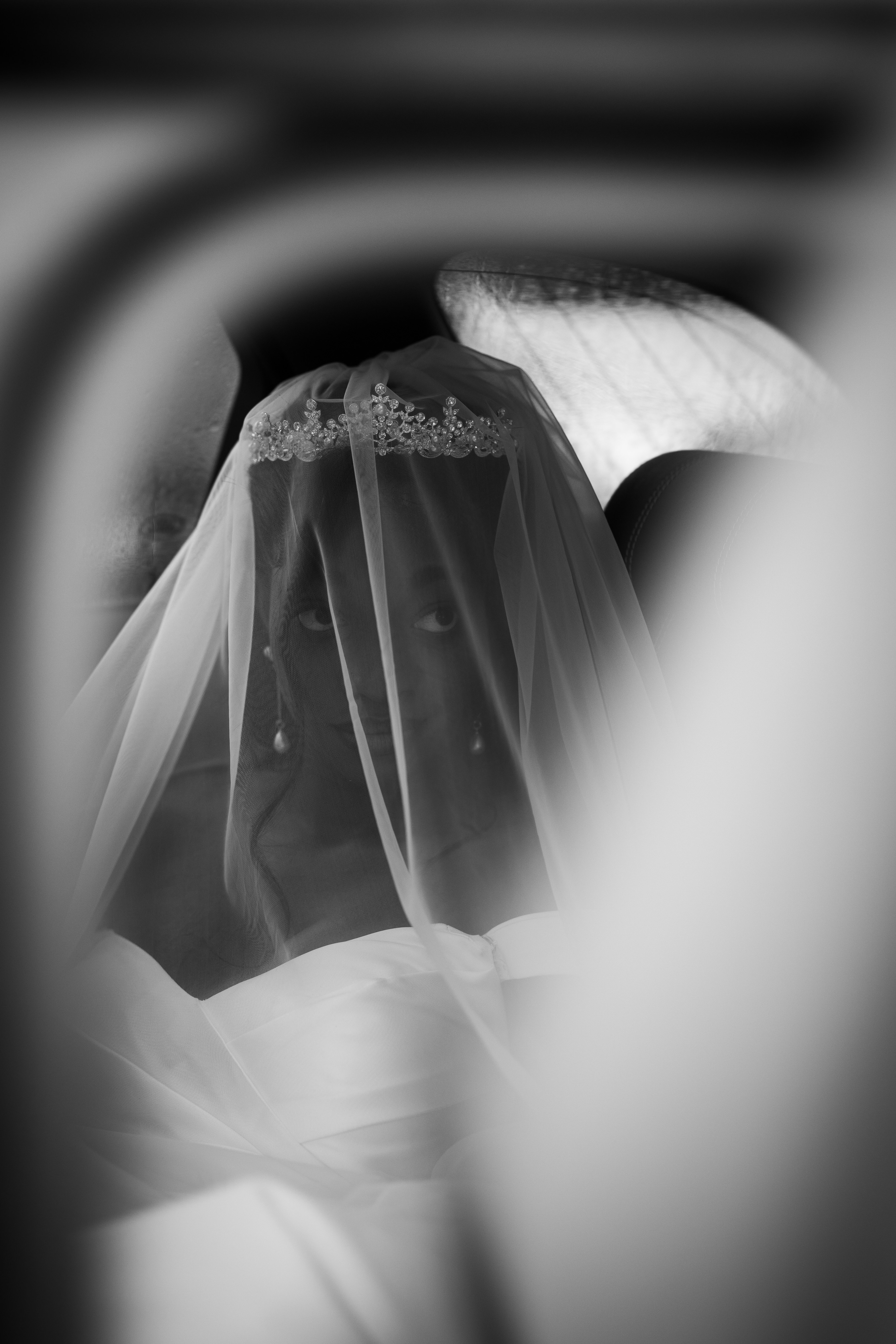 The Bride leaves the wedding car 