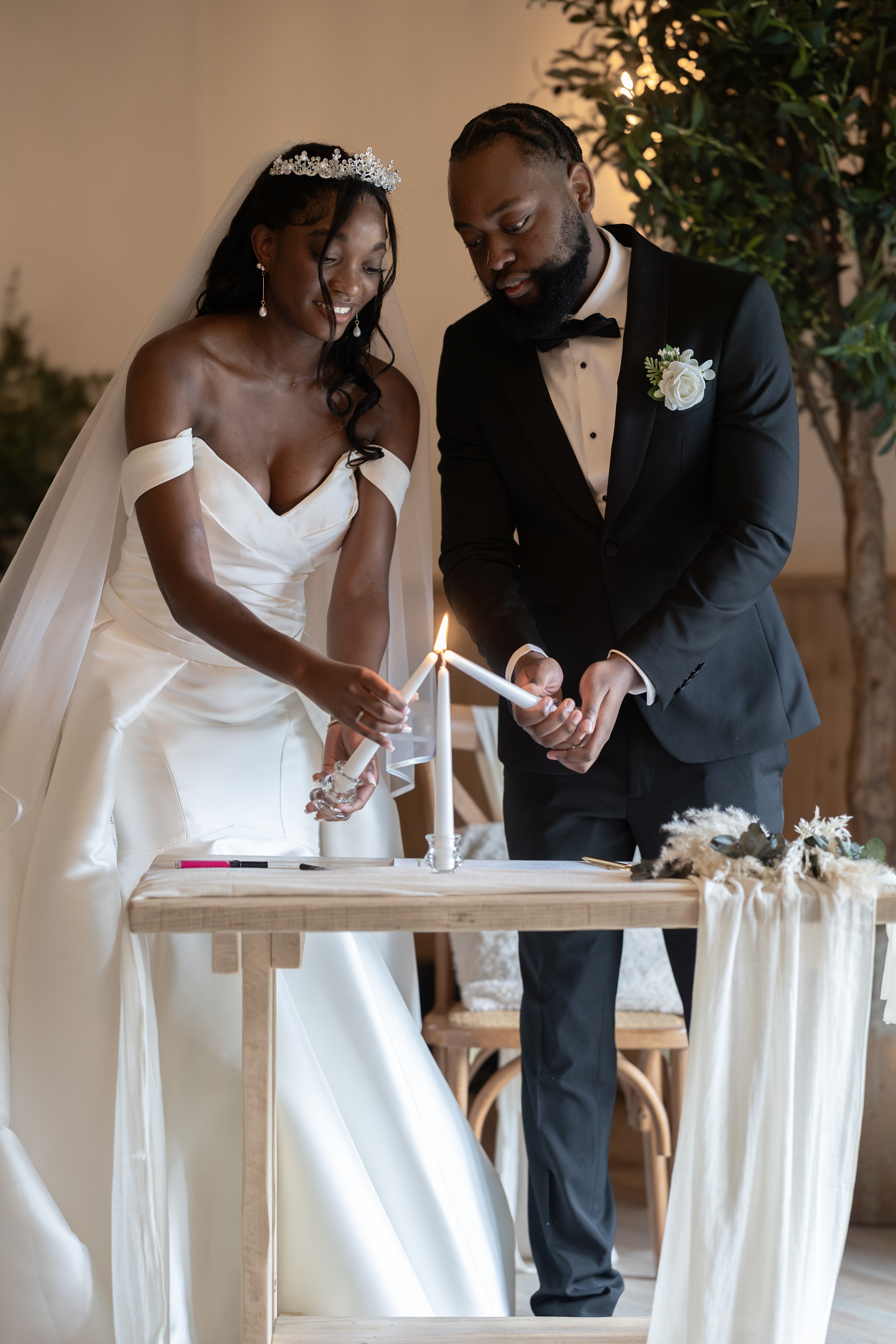 The bride and groom like to candle to become one